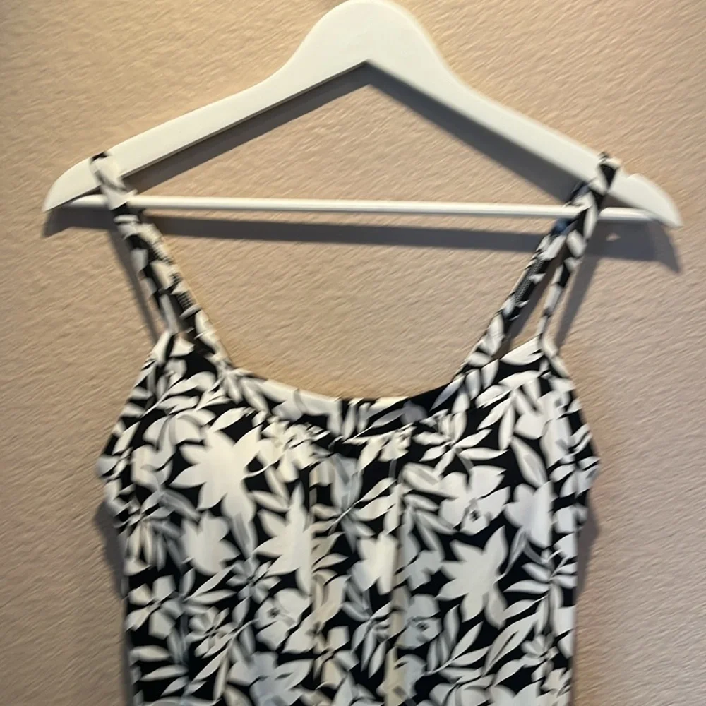 Lands End Women’s Blouson Tummy Hiding Tankini Swimsuit Top Size 8 Black White